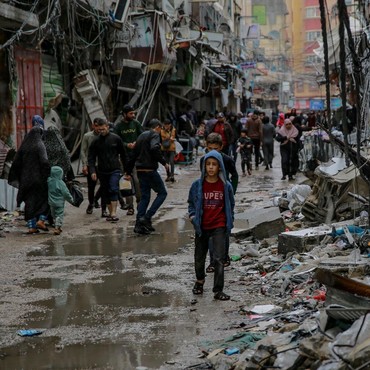 Kisah Inspiratif Guru Palestina Mengajar Anak-Anak di Pengungsian Gaza