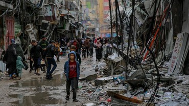 img-title Kisah Inspiratif Guru Palestina Mengajar Anak-Anak di Pengungsian Gaza