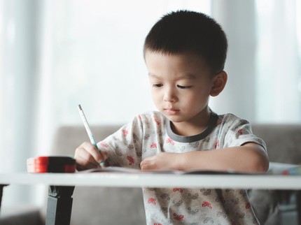 7 Tanda Anak Siap Belajar Calistung, Jangan Dipaksa Bun