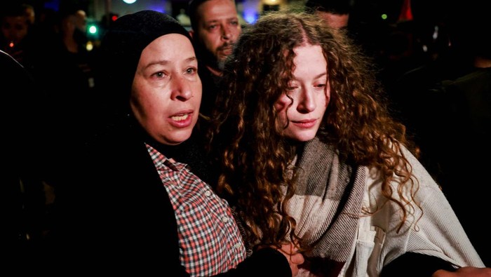 Palestinian activist Ahed Tamimi walks with her mother after being released amid a hostages-prisoners swap deal between Hamas and Israel, in Ramallah, in the Israeli-occupied West Bank, November 30, 2023. REUTERS/Ammar Awad