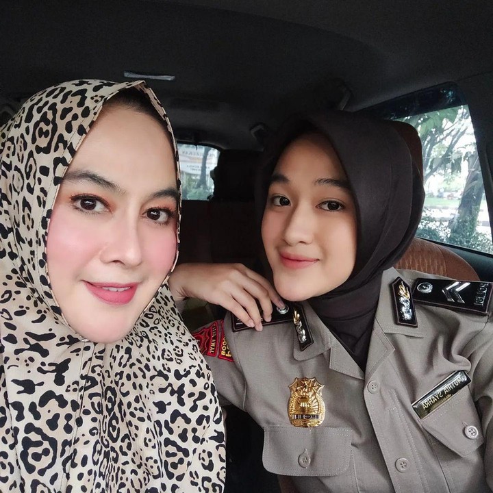 <p>Selain itu, ada jug anak dari pesinetron Yanti Yaseer. Anak perempuannya ini memilih untuk bekerja sebagai polwan. Ia adalah Briptu Muthia Syahra. Profesi sang putri itu diketahui juga dari beberapa potretnya yang diunggah sang ibunda. (Foto: Instagram@yantiseer_official)</p>