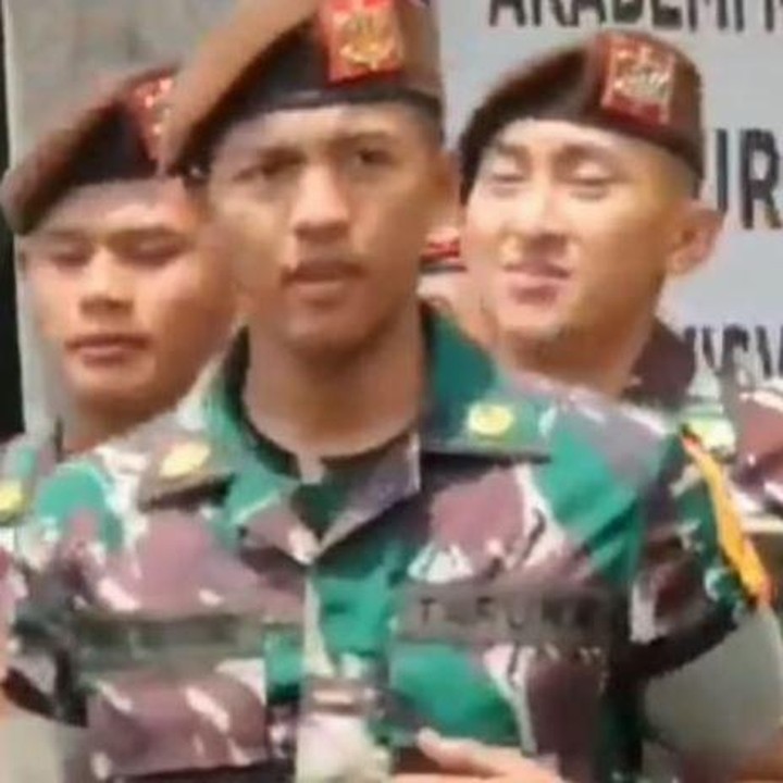 <p>Arzeti Bilbina adalah pesinetron yang kini menjadi anggota Dewan Perwakilan Rakyat Republik Indonesia. Putranya yang bernama Bagas Wicaksono Rahadi Setiawan juga berprofesi sebagai TNI, lho. (Foto: Instagram@arzetibi)</p>
