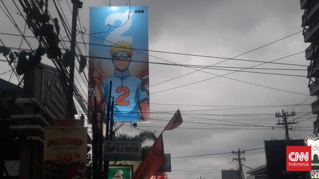 Sebuah baliho raksasa menampilkan sosok Naruto dengan pakaian biru dan mengacungkan dua jari, muncul di Sleman, DIY, dan memancing reaksi warga.