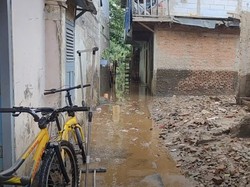 Banjir di Bidara Cina Jaktim Surut, Warga Mulai Bersih-bersih
