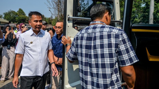 Penjabat (Pj) Gubernur Jabar Bey Machmudin meminta para pendukung Persib tak mengganggu kendaraan di luar pelat D saat merayakan kemenangan.