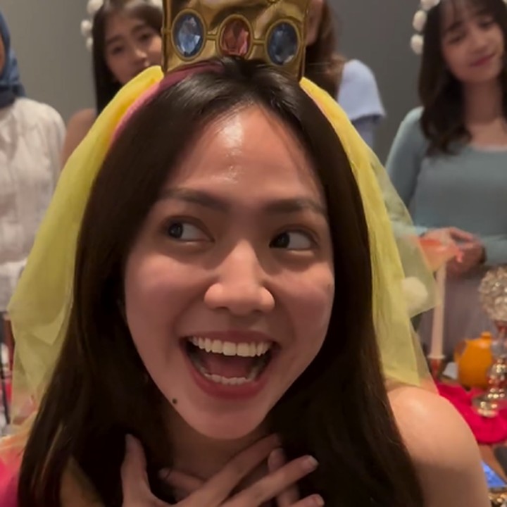 <p>Menuju hari bahagia, Shanju mendapat kejutan bridal shower dari teman-temannya. Momen ini pun ia bagikan melalui akun Instagram pribadi. (Foto: Instagram @shanju) <br /><br /><br /></p>