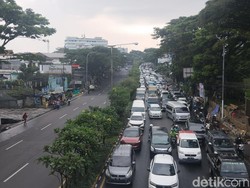 Jalan Pasteur Arah Gedung Sate Lumpuh gegara Demo Buruh