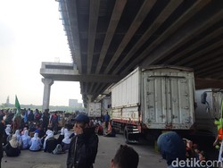 Buruh Demo di Cikarang Masih Bertahan Sore Ini, Lalin Macet