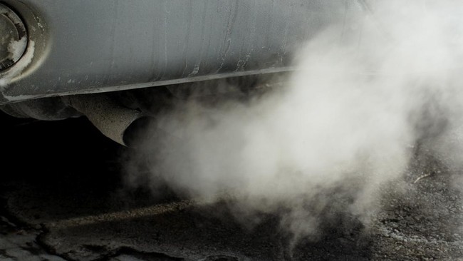 Penyebab knalpot mengeluarkan asap putih tak selamanya berbahaya, bisa jadi hanya karena masalah 'sepele' seperti air tertinggal di saluran pembuangan.