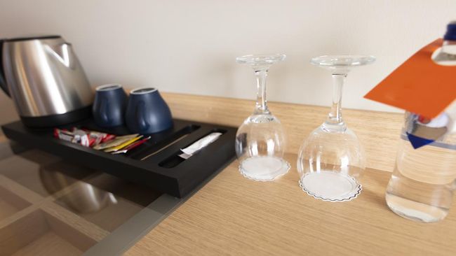 Meski gelas di kamar hotel memang disediakan sebagai alat minum bagi tamu, kamu perlu memastikan beberapa hal sebelum menggunakan gelas tersebut.