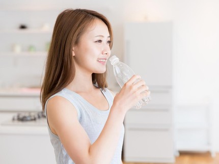 10 Kebiasaan Sehari-hari yang Bikin Umur Pendek, Salah Satunya Minum dari Botol Plastik