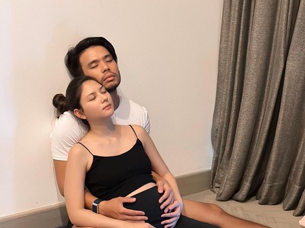 7 Potret Jessica Mila Couple Prenatal Yoga Bersama Suami, Seru & Romantis Bun