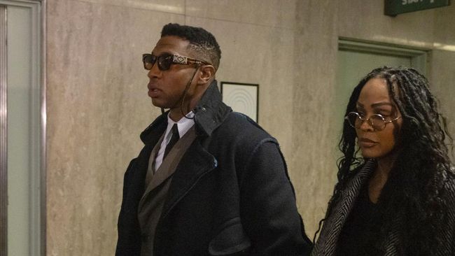 Eks pacar menjadi saksi dalam persidangan kasus dugaan kekerasan Jonathan Majors dan mengatakan merasa takut dengan aktor itu.