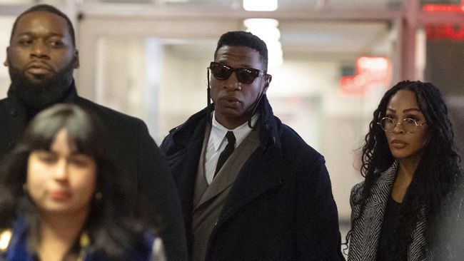 Jonathan Majors gandeng pacar baru saat hadiri sidang dugaan kekerasan terhadap mantan kekasihnya, Rabu (29/11) waktu AS. 