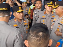 Kapolda Metro Jaya Temui Massa Buruh di Bekasi