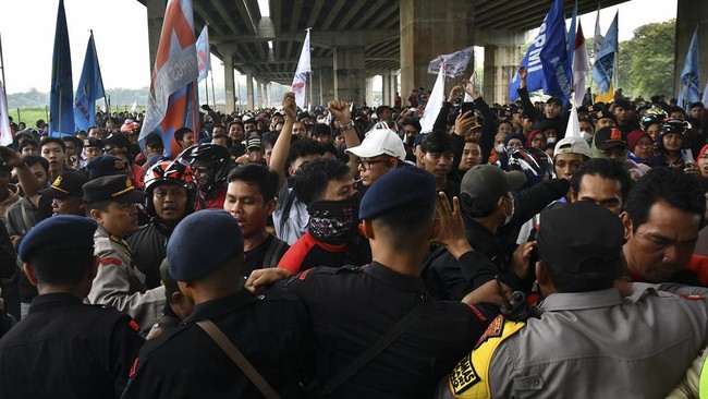 FOTO: Titik Macet Demo Buruh di Kawasan Tol Japek Bekasi