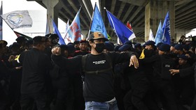 Massa Buruh Mulai Buka Akses Tol Jakarta-Cikampek Saat Demo di Bekasi