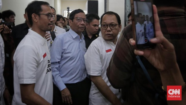 Tim Kampanye Nasional (TKN) Prabowo-Gibran menilai Mahfud tidak elok melontarkan pernyataan soal banyak suami terjerat korupsi karena istri tak baik.