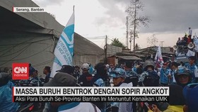 VIDEO: Massa Buruh Bentrok Dengan Sopir Angkot