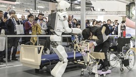 FOTO: Intip Aksi Robot Pemijat Hingga Santa Claus di Jepang