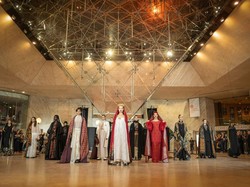 Ukir Sejarah, Desainer Edward Hutabarat Pamer Kain Nusantara di Louvre Paris