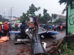 Hujan-Angin Kencang di Bogor, Papan Reklame Roboh Timpa Tenda Tukang Sate
