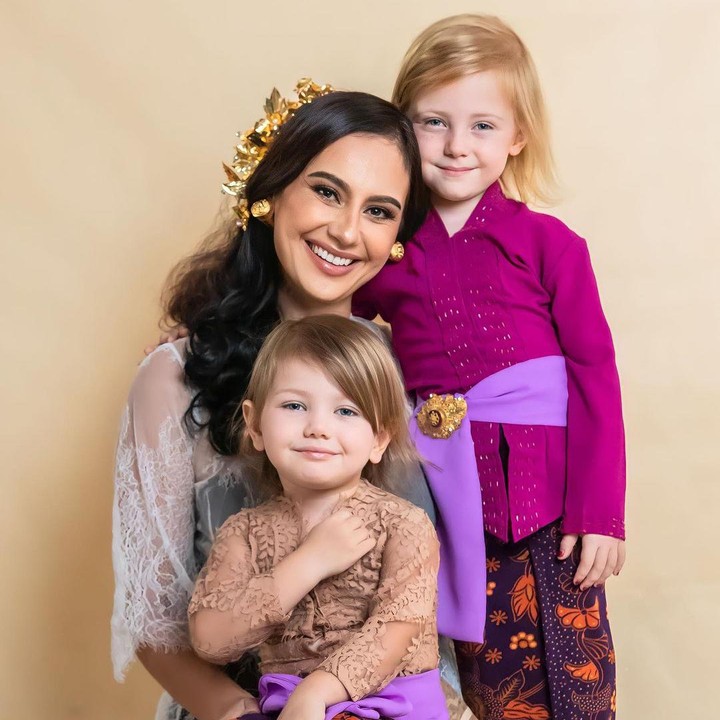 <p>Marissa sendiri kerap mengunggah potret Allie dan Ollie pada laman Instagram-nya. Bahkan tak jarang keduanya mengenakan setelan kebaya khas Indonesia. (Foto: Instagram: @marissaln)</p>
