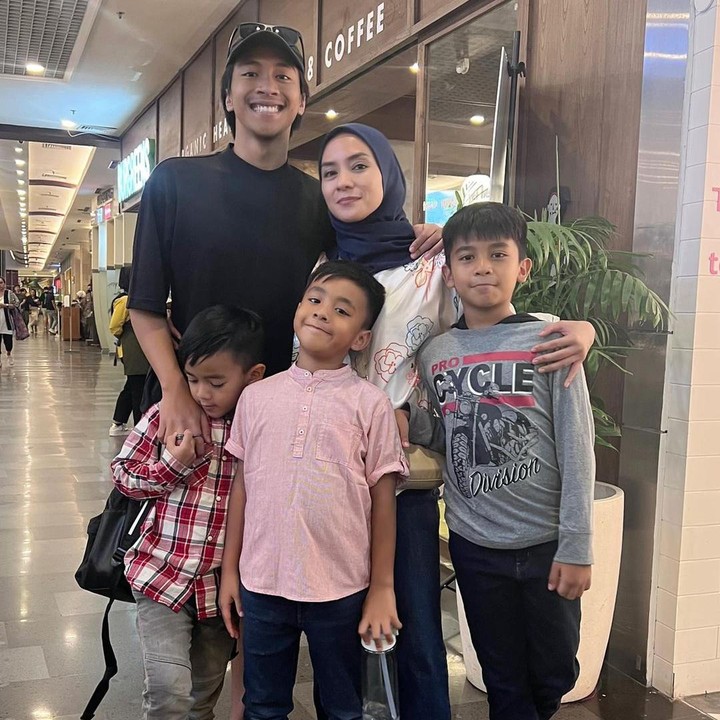<p>Ketiga anak Enno dan Priambodo diberi nama Abimanyu Praja Soesetyo yang lahir pada 2013, Nararya Aliy Soesetyo yang lahir pada tahun 2016, dan Gema Tyaga Soesetyo yang terlahir di tahun 2017. (Foto: Instagram: @ennolerian_)</p>