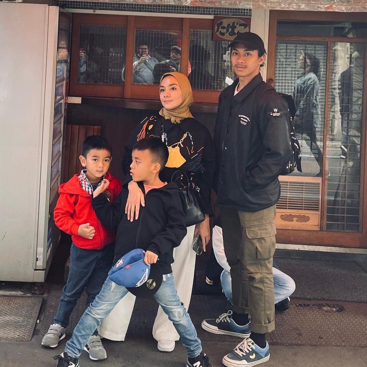 <p>"Suaminya ya?" goda seorang netizen dengan emotikon tertawa. "Inspirasi diet dan rajin olahraga biar begini nih. Anak bujang sebelahan kayak yang pacaran," ujar netizen lainnya. (Foto: Instagram: @ennolerian_)</p>