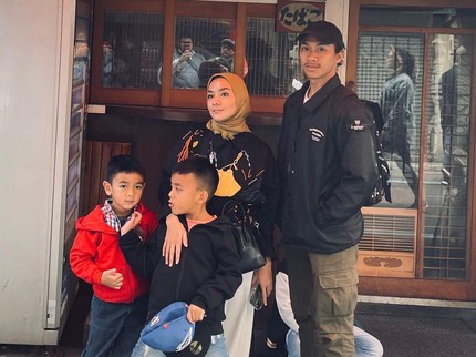 7 Potret Enno Lerian Bareng 4 Anak, Si Sulung Bikin Salfok Netizen Bun
