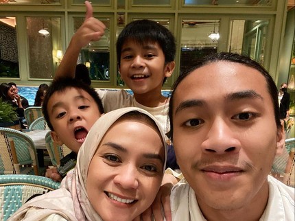 Terpopuler: Potret Enno Lerian Bareng Empat Putranya