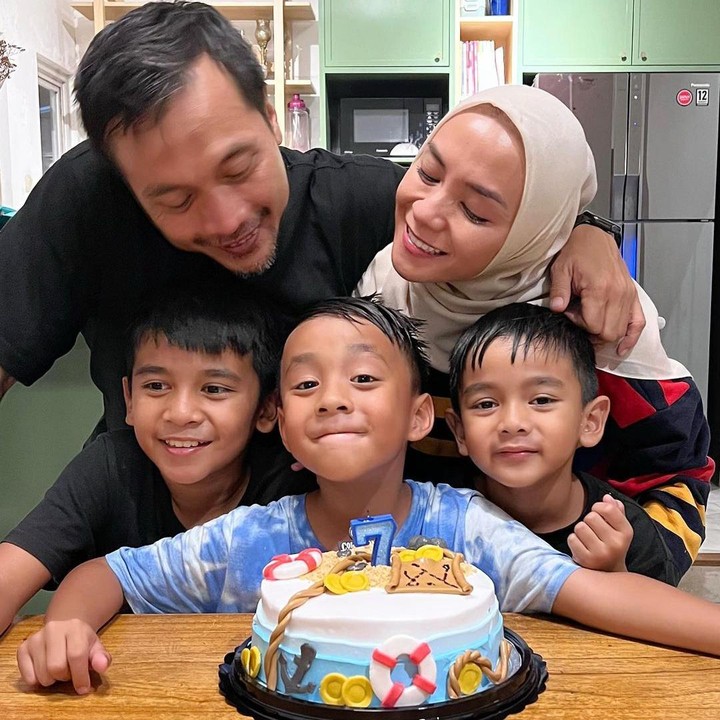<p>Setelah menikah dengan Priambodo, Enno kembali dikaruniai 3 orang anak laki-laki. Enno menjadi satu-satunya perempuan di antara para jagoannya. (Foto: Instagram: @ennolerian_)</p>