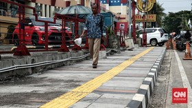 FOTO: Proyek Trotoar Ramah Disabilitas Rp 2,7 M di Cinere Depok