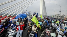 FOTO: Ribuan Buruh Bandung Blokade Jalan Tuntut Kenaikan Upah Minimun