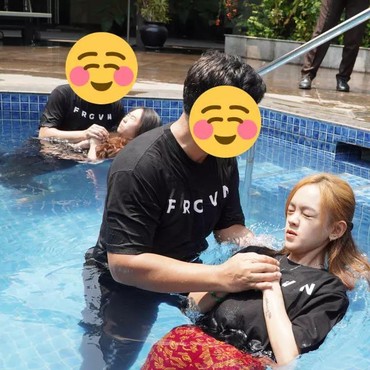 Kini Nikah Sesama Jenis, Riri Febriana Sempat Heboh Pindah Agama dan Dibaptis