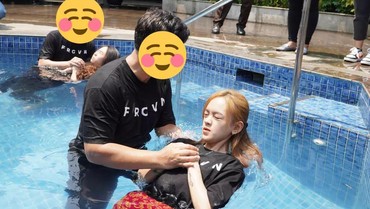 Lama Menghilang, 7 Potret Artis 'Genta Buana' Jalani Baptis Usai Lepas Hijab