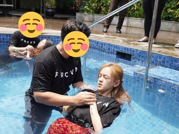 Kini Nikah Sesama Jenis, Riri Febriana Sempat Heboh Pindah Agama dan Dibaptis