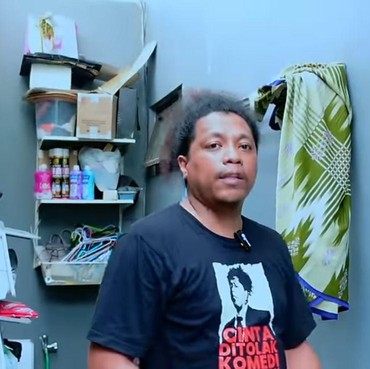 Momen Kocak Arie Kriting Pakai Kostum Dukun dan Tiup Kepala Rekan Komika