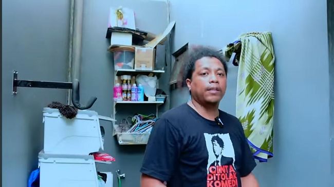 Momen Kocak Arie Kriting Pakai Kostum Dukun dan Tiup Kepala Rekan Komika