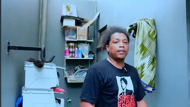 img-title Momen Kocak Arie Kriting Pakai Kostum Dukun dan Tiup Kepala Rekan Komika