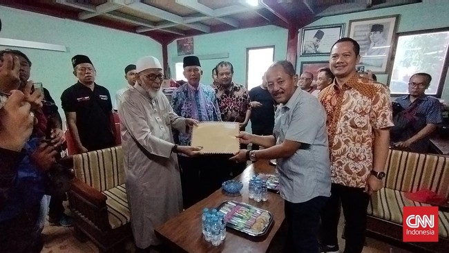 Abu Bakar Ba'asyir mengirim surat berisi nasihat untuk Ganjar-Mahfud yang dititip lewat Kantor DPC PDIP Solo, Kamis (30/11).