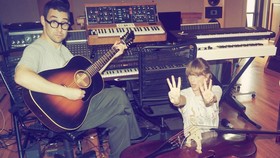 Jack Antonoff Ungkap Lagu Taylor Swift yang Bikin Ia Serasa Dipukul