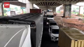 VIDEO: Warga Terjebak Macet 4 Jam Imbas Demo Buruh di Cikarang