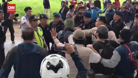VIDEO: Coba Tutup Akses Tol, Unjuk Rasa Buruh Berujung Ricuh