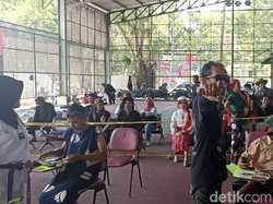 Cerita Jukir Sumedang Raup Cuan dari Permainan Katapel