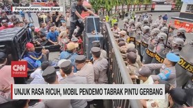 VIDEO: Unjuk Rasa Ricuh, Mobil Pendemo Tabrak Pintu Gerbang