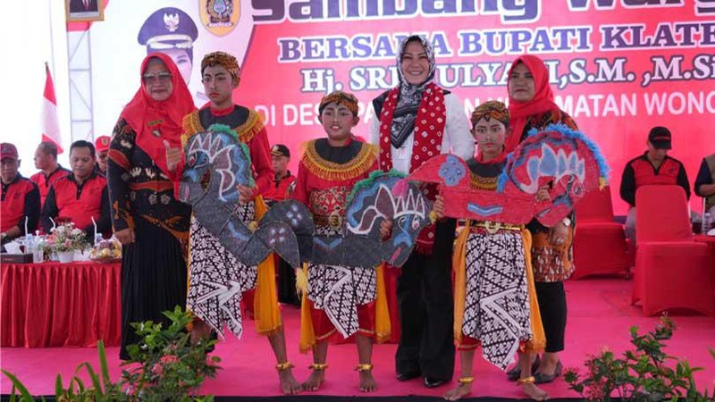 Bupati Klaten memberi apresiasi kepada Desa Pandanan, Kec. Wonosari, yang telah mengangkat potensi wilayahnya dengan menghadirkan wisata baru berupa embung desa