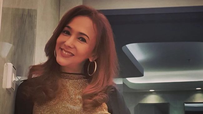 Profil Kiki Fatmala, bintang Si Manis Jembatan Ancol sekaligus model, yang meninggal dunia Jumat (1/12) saat berusia 56 tahun.