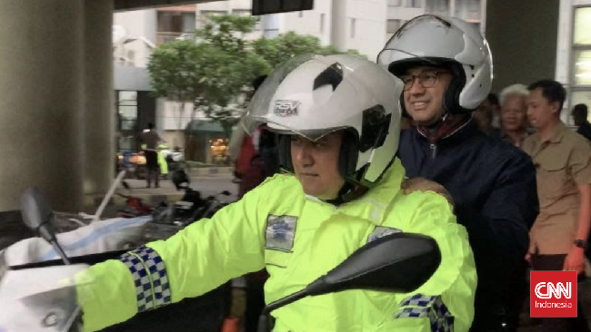 Anies Baswedan memilih naik motor patwal polisi untuk menghadiri acara haul KH Noer Ali di Bekasi, Jumat (1/12).