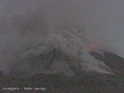 Gunung Merapi Luncurkan Awan Panas 2 Km Arah Kali Bebeng Malam Ini